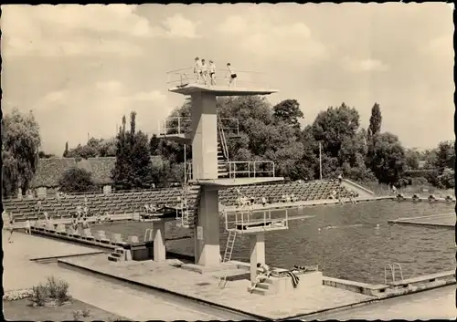 Ak Forst in der Niederlausitz, Schwimmbad, Sprungturm, Badende