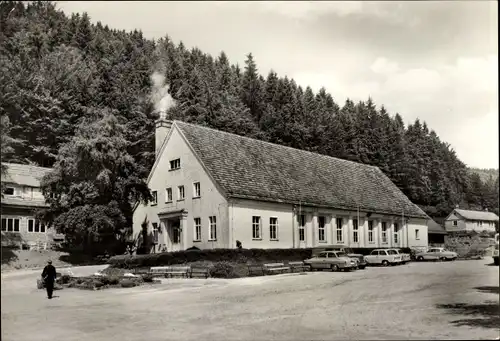 Ak Gießübel in Thüringen, Außenansicht Kulturhaus, Wald, Sitzbänke