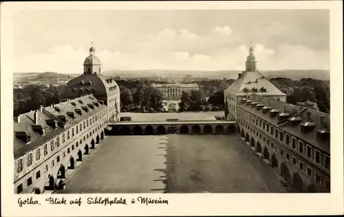 Ak Gotha im Thüringer Becken, Blick auf den Schlossplatz und Museum