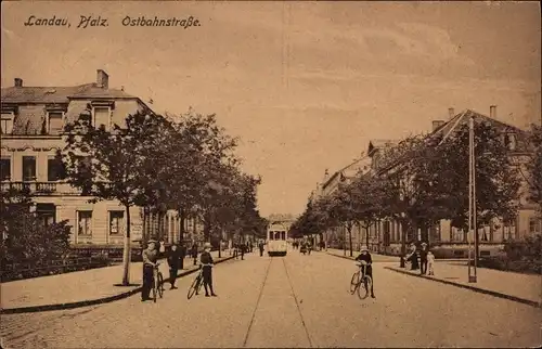 Ak Landau in der Pfalz, Ostbahnstraße, Straßenpartie, Straßenbahn