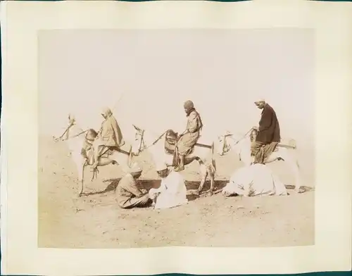 Foto Ägypten, Beduinen beim Gebet in der Wüste, Pferde