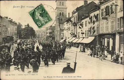 Ak Saint Dié des Vosges, La Place St Martin un Jour de Fête