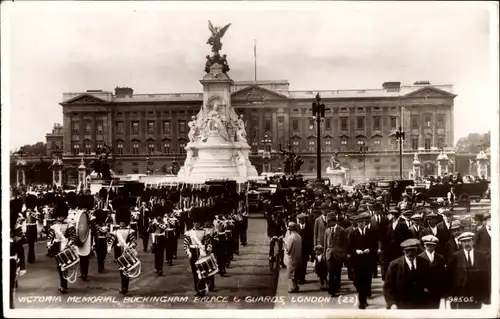 Ak London City England, Victoria Memorial, Buckingham Palace & Guards