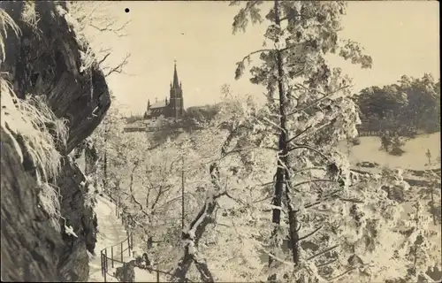 Foto Ak Trollhättan Schweden, Partie in der Natur mit Blick auf eine Kirche, Winter