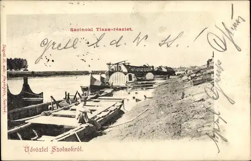 Ak Szolnok Sollnock Ungarn, Szolnoki Tisza-reszlet, Blick vom Ufer auf Boote