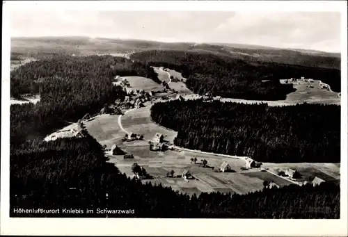 Ak Kniebis Freudenstadt im Nordschwarzwald, Fliegeraufnahme vom Ort, Wald