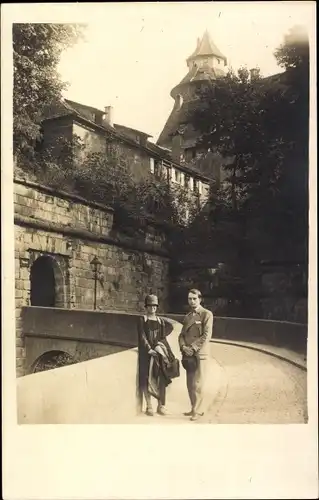 Foto Ak Nürnberg in Mittelfranken, Paar auf der Nürnberger Kaiserburg