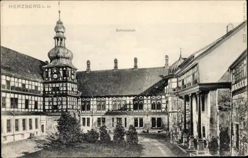 Ak Herzberg am Harz, Blick in den Schlosshof