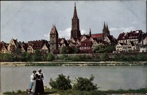 Ak Ulm an der Donau, Partie am Flussufer, zwei Frauen, Teilansicht der Stadt, Münster, schiefer Turm