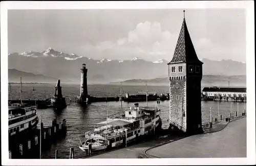 Ak Lindau am Bodensee Schwaben, Hafen und alter Leuchtturm, Schiffe