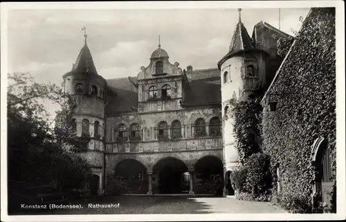 Ak Konstanz am Bodensee, Blick in den Rathaushof, Türme, Arkaden