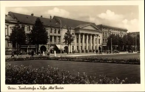 Ak Dessau, Blick in die Kavalierstraße, Cafe Altes Theater, Säulen, Passanten