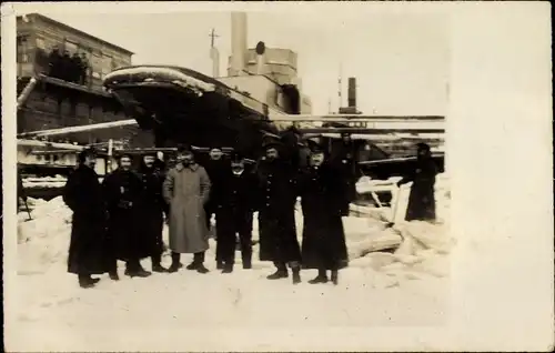 Foto Ak Deutsche Soldaten in Uniformen, Kriegsschiff, Gruppenbild