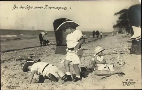Ak Die drei Söhne des deutschen Kronprinzenpaares, Urlaub am Strand, PH 2314