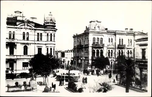 Ak Batumi Georgien, Straßenszene mit Blick von einem Platz auf Gebäude