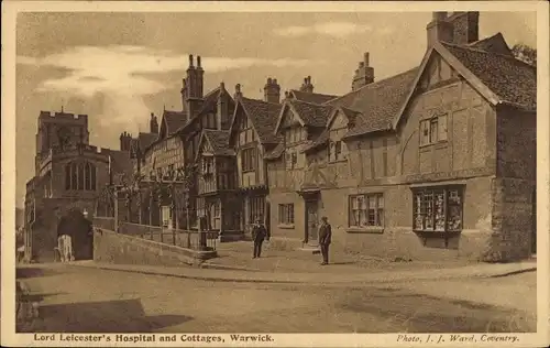Ak Warwick Warwickshire England, Lord Leicester's Hospital and Cottages, Stadttor, Straßenansicht