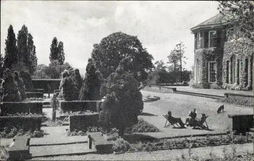 Ak England ?, Schloss, Schlossgarten, Menschen in Liegestühlen