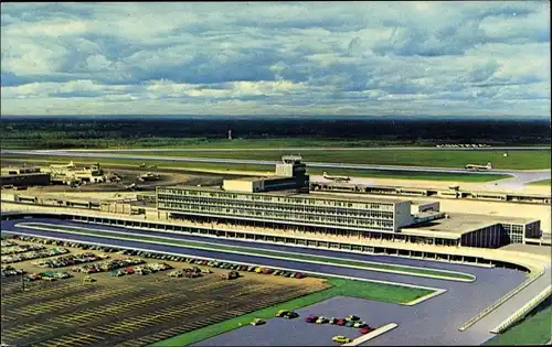 Ak Montreal Québec Kanada, International Airport, Luftansicht Terminal, Landebahn, Flughafen