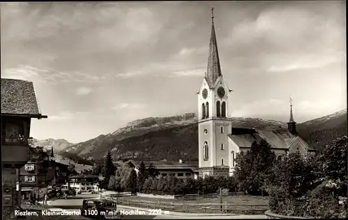 Ak Riezlern Mittelberg im Kleinwalsertal Vorarlberg, Teilansicht, Kirche, mit Hochifen