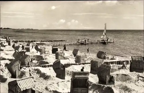 Ak Ostseebad Kellenhusen in Holstein, Strandpartie, Segelboot, Strandkorb