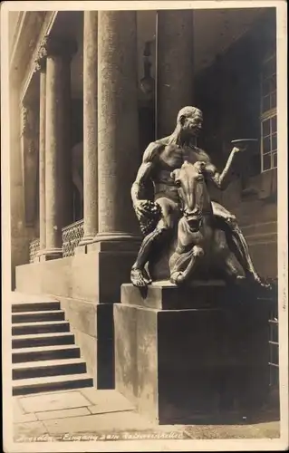 Ak Dresden Altstadt, Eingang zum Rathweinkeller, Statue