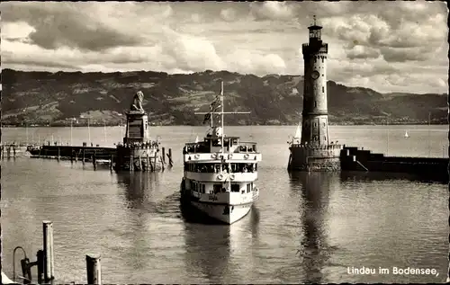 Ak Lindau am Bodensee Schwaben, Hafeneinfahrt, Leuchtturm, Löwenstatue, Dampfer