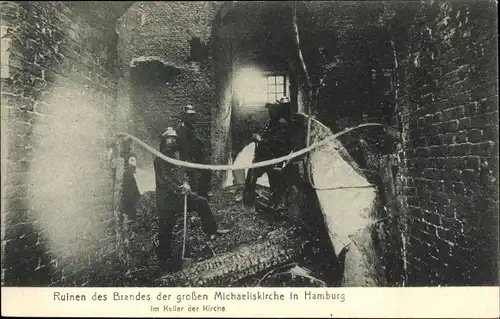 Ak Hamburg, Ruinen des Brands der großen Michaeliskirche 1906, im Keller der Kirche