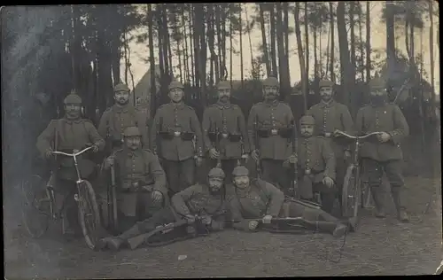 Foto Ak Deutsche Soldaten in Uniformen, Fahrräder, 1915