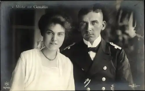 Ak Kapitänleutnant Hellmuth von Mücke mit Gemahlin, Portrait in Uniform