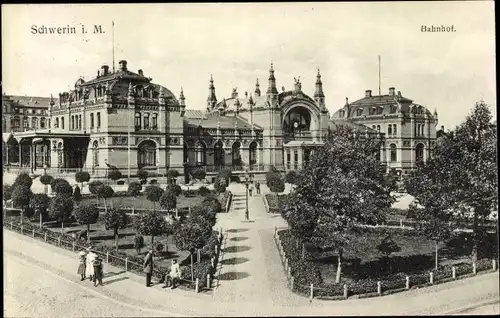 Ak Schwerin in Mecklenburg Vorpommern, Bahnhof, Straßenansicht