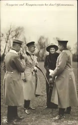 Ak Kronprinz Wilhelm und Kronprinzessin Cecilie bei dem Offiziersrennen