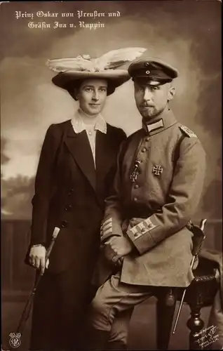 Ak Oskar Prinz von Preußen, Gräfin Ina Marie, Portrait, Uniform, Eisernes Kreuz