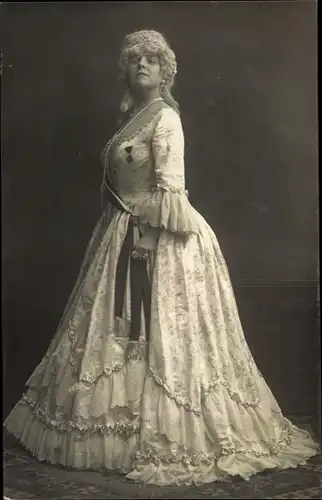 Foto Ak Standportrait einer Frau im weißen Kleid