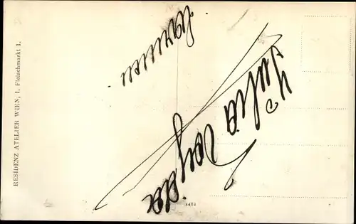 Foto Ak Standportrait einer Frau im schwarzen Kleid