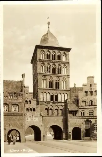 Ak Lübeck in Schleswig Holstein, Partie am Burgtor