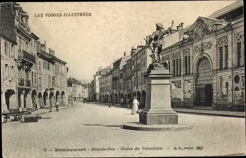 Ak Remiremont Lothringen Vosges, Grande Rue, Statue du Volontaire