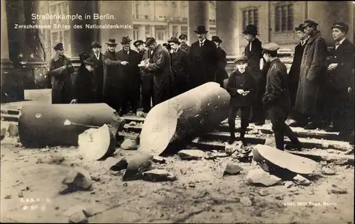 Ak Berlin Mitte, Straßenkämpfe, Zerschossene Säulen des Nationaldenkmals