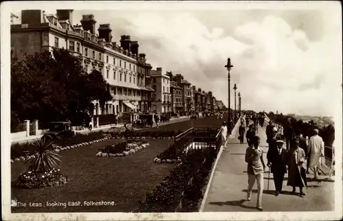 Ak Folkestone Kent England, The Leas, looking East, Promenade