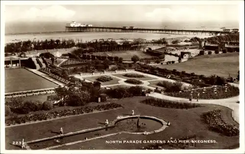 Ak Skegness East Midlands England, North Parade Gardens and Pier, Parkanlage, Landungsstieg, Meer