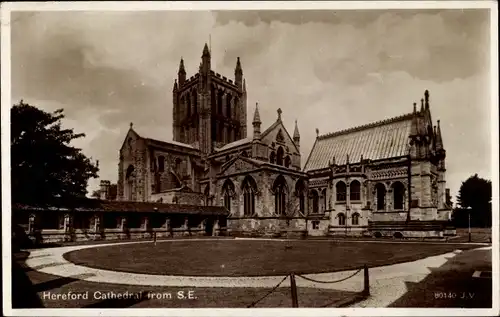 Ak Hereford West Midlands England, Hereford Cathedral from S.E., Außenansicht