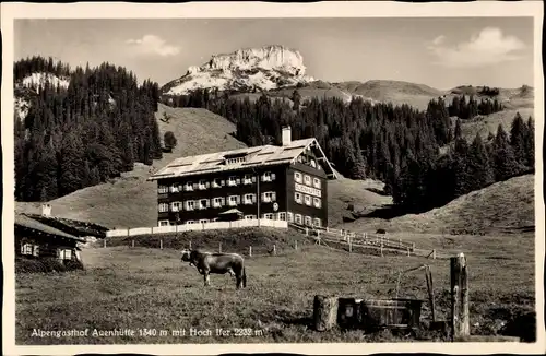 Ak Riezlern Mittelberg im Kleinwalsertal Vorarlberg, Alpengasthof Auenhütte mit Hoch, Kuh