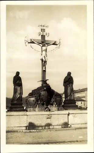 Foto Ak Praha Prag, Karlsbrücke, Kruzifix mit Statuen