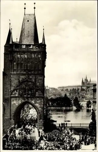 Ak Praha Prag Tschechien, Blick auf Karlsbrücke und Tor