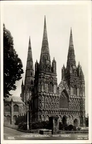 Ak Lichfield West Midlands, Lichfield Cathedral, West Front, Außenansicht