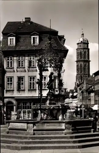 Ak Göttingen in Niedersachsen, Gänselieselbrunnen, Turm der Jacobikirche