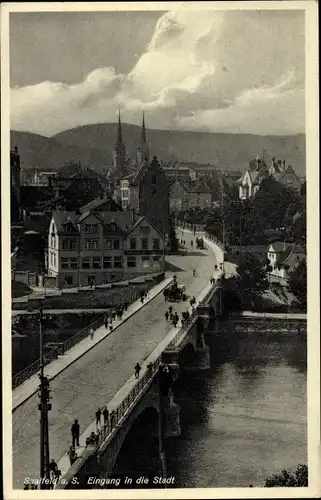 Ak Saalfeld an der Saale Thüringen, Eingang in die Stadt, Brücke, Kutsche