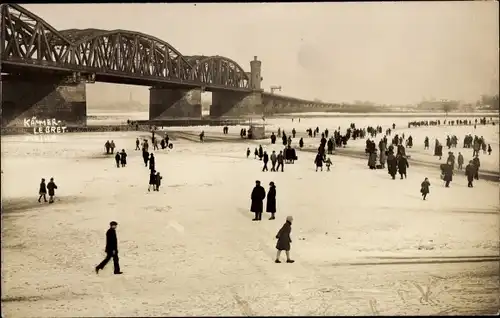 Foto Ak Mainz am Rhein, Personen auf dem zugefrorenen Rhein, Brücke