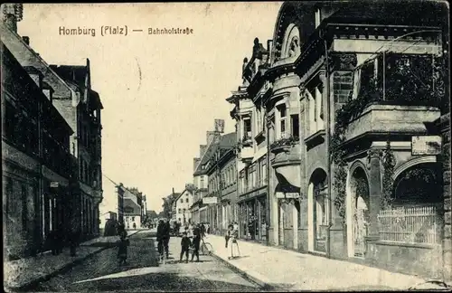 Ak Homburg im Saarpfalz Kreis, Blick in die Bahnhof Straße, Geschäfte, Friseur, Passanten