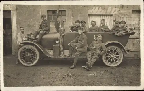 Foto Ak Soldaten im Automobil