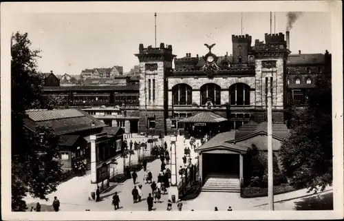 Ak Saarbrücken im Saarland, Hauptbahnhof, Straßenansicht